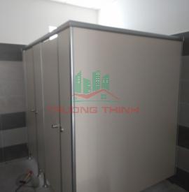 Thi công vách ngăn vệ sinh Compact HPL tại Bình Dương