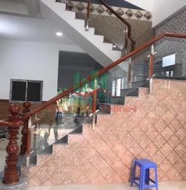 Dịch vụ lắp đặt lan can cầu thang kính tại Bình Dương.