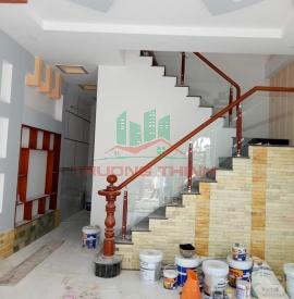 Lắp cầu thang kính cường lực đẹp, giá rẻ tại Bình Dương