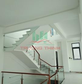 Thi công Cầu thang kính Bình Dương