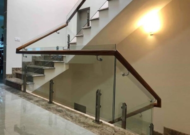 Chuyên thi công và lắp đặt cầu thang kính tại Bình Dương