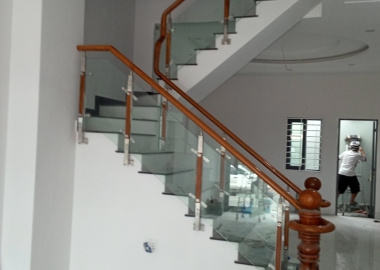 Thi công lắp đặt cầu thang kính gỗ Bình Dương