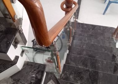 Cầu thang kính cường lực tại Bình Dương