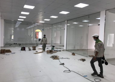 Thi công vách kính cố định ngăn phòng, cửa bản lề sàn khung Inox Tân Uyên