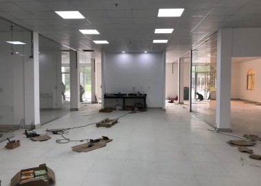 Thi công vách kính cố định ngăn phòng cửa bản lề sàn khung Inox Bình Dương